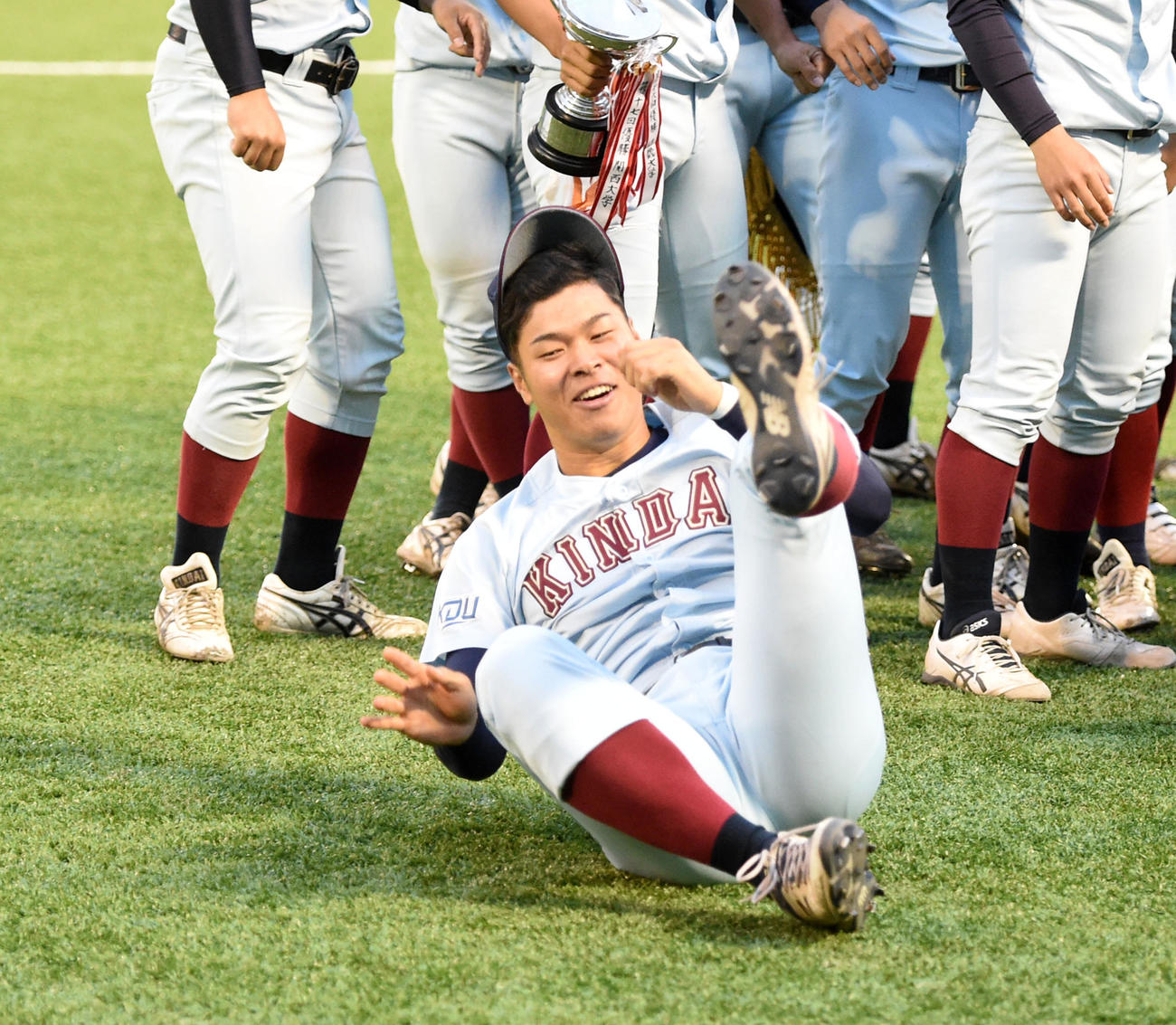 胴上げされた近大・佐藤は、降りながら前転する（撮影・前岡正明）