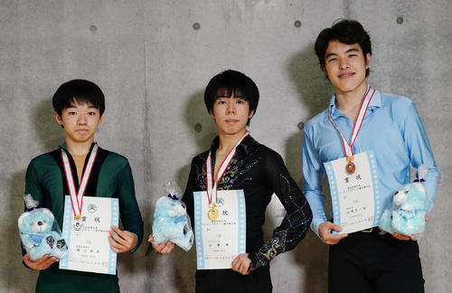 優勝し、2位の鍵山（左）、3位の山隈（右）と記念写真に納まる佐藤（撮影・菅敏）