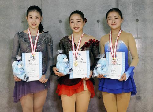 表彰式で記念写真に納まる（左から）2位の吉岡詩果、優勝した樋口新葉、3位の渡辺倫果（代表撮影）