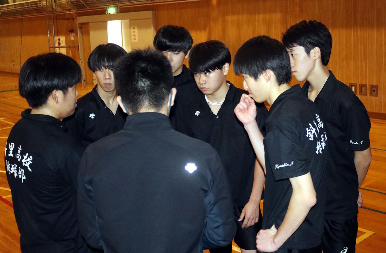 真剣な表情で話し合う斜里の選手たち（撮影・永野高輔）