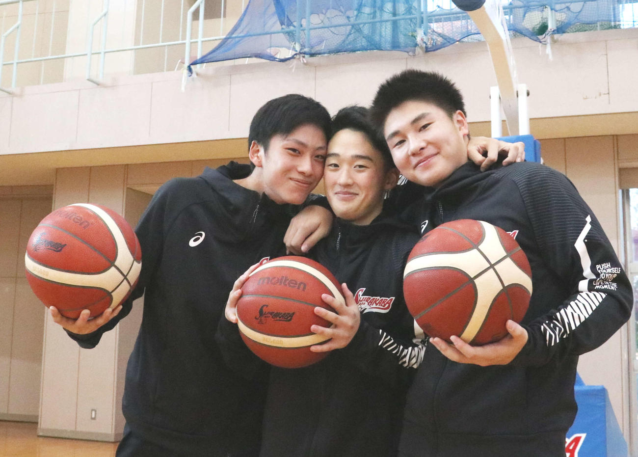 バスケットボール全国高校選手権道予選に向けて意気込む白樺学園1年生トリオ。左から山田哲、長谷、舘山（撮影・浅水友輝）