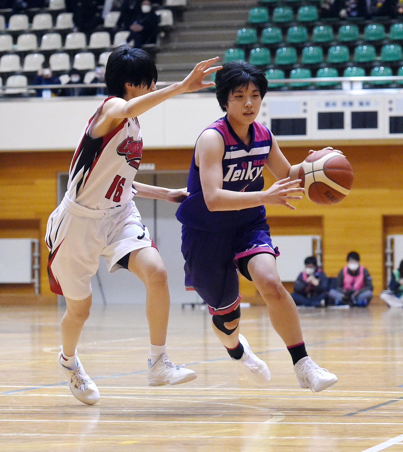 郡山商戦でドリブルする帝京安積・武田（右）（撮影・山田愛斗）