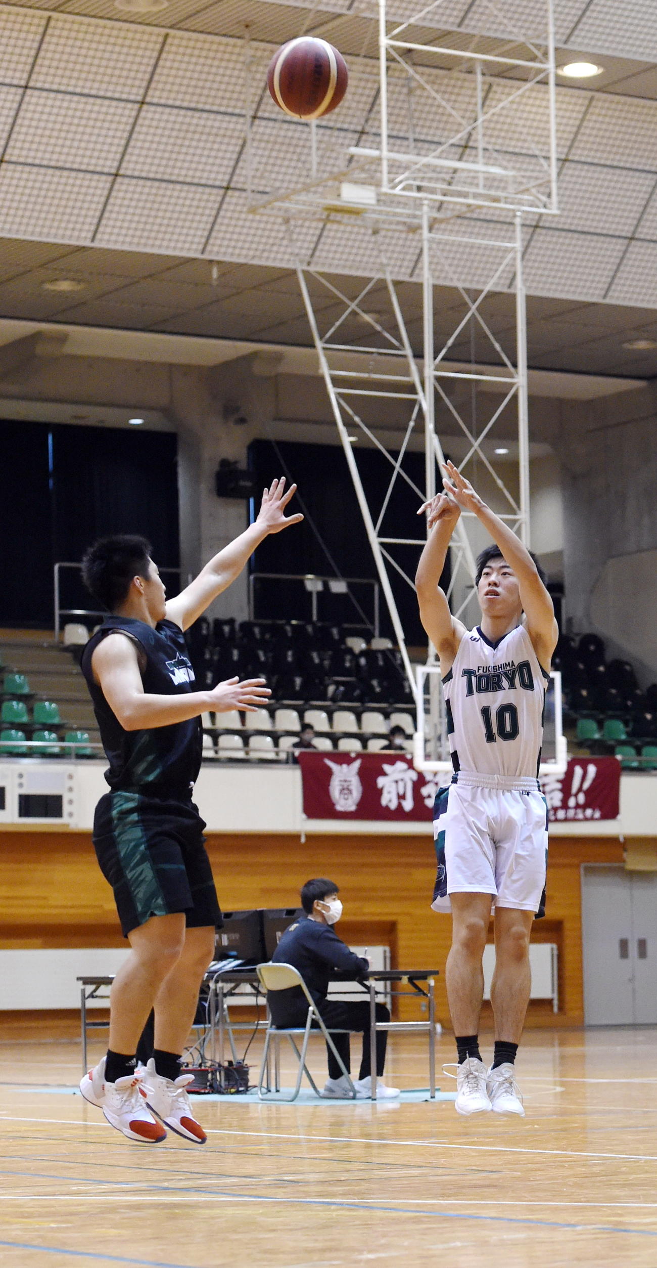 2日、福島南戦でシュートを打つ福島東稜・大栗（右）（撮影・山田愛斗）