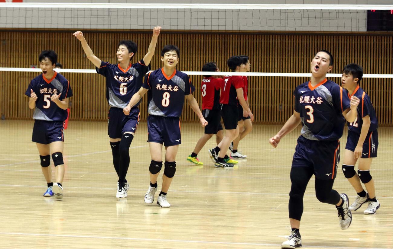 初戦を勝利で飾り喜ぶ札幌大谷の選手たち（撮影・永野高輔）
