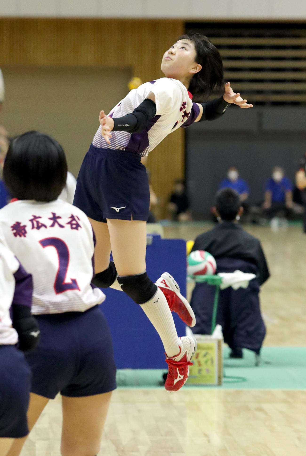 スパイクを放つ帯広大谷・豊蔵彩（撮影・佐藤翔太）