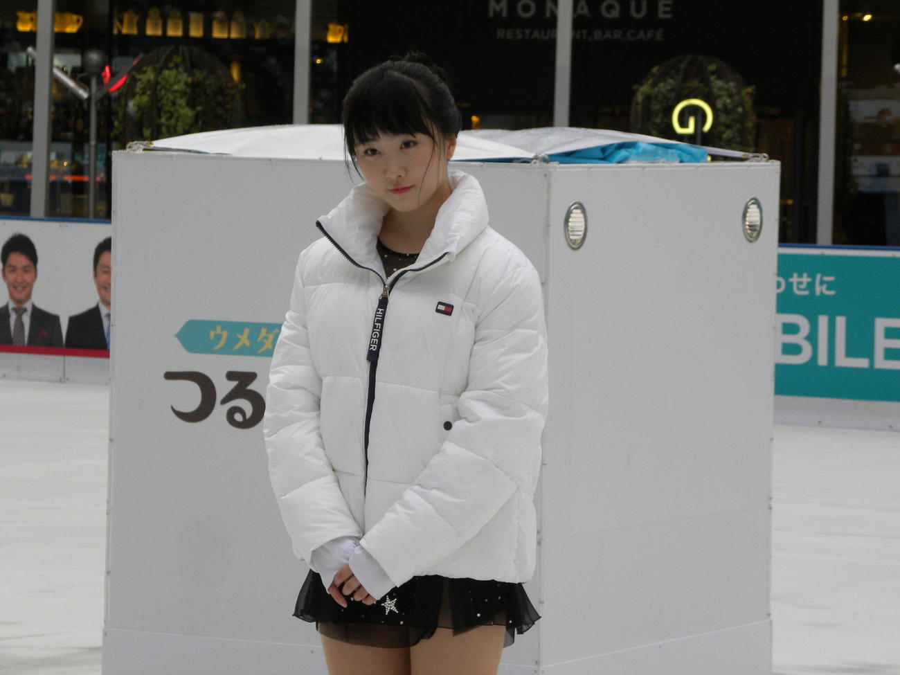 グランフロント大阪うめきた広場のアイスリンク「つるんつるん」で初滑りした本田望結（撮影・松本航）