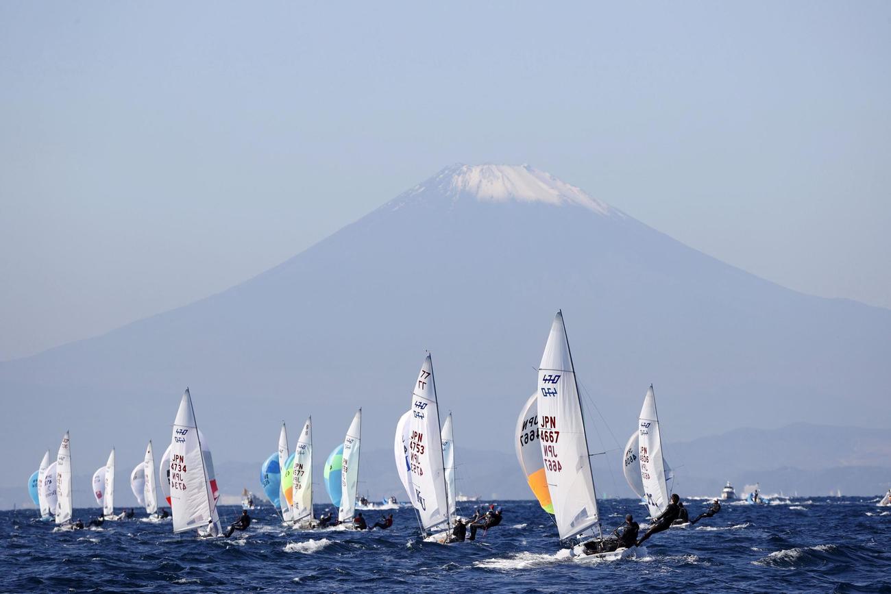 セーリングの全日本470級選手権に出場する選手と富士山（奥）（共同）