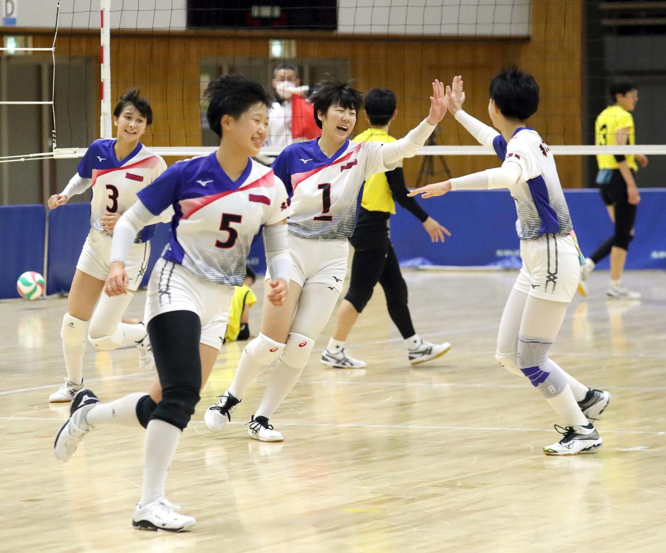 札幌山の手対帯広南商　得点を決め喜ぶ帯広南商の選手たち（撮影・佐藤翔太）