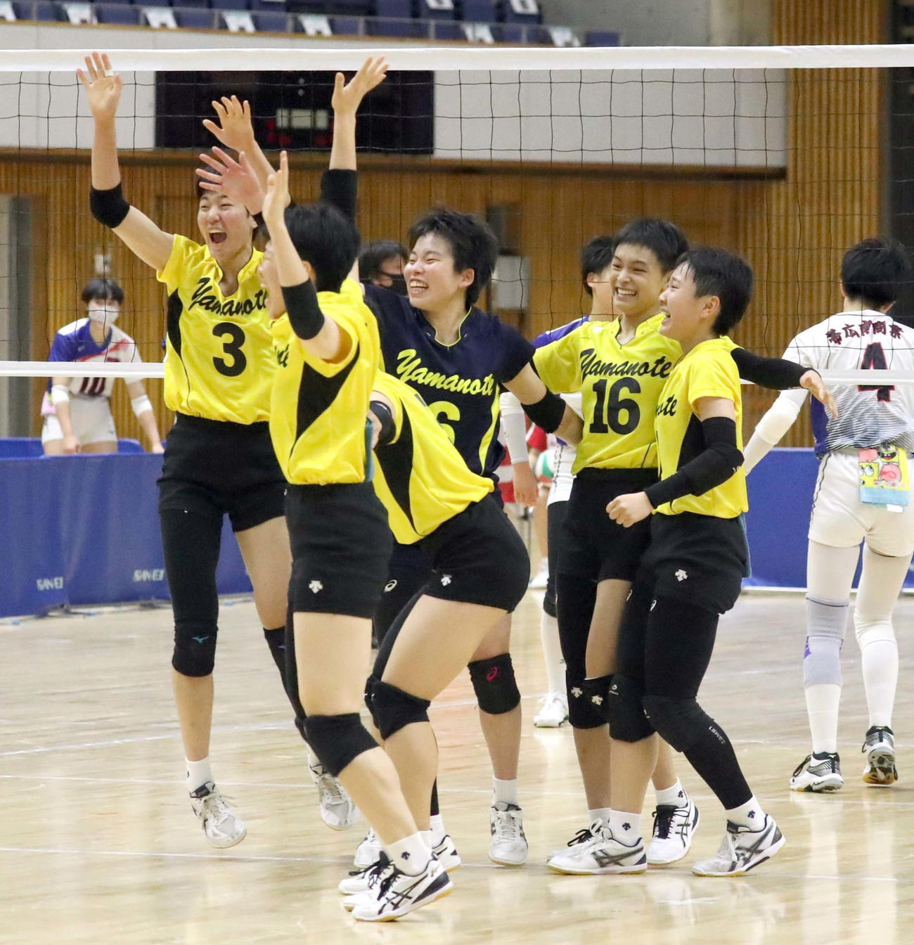 優勝を決め、歓喜する札幌山の手の選手たち（撮影・佐藤翔太）