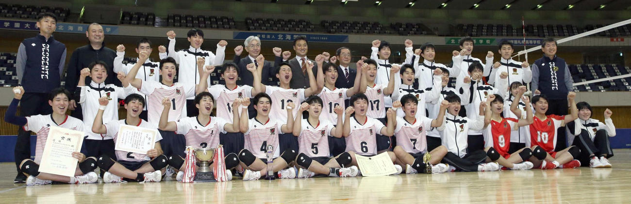 日本ハム田中SA（上段左から6人目）と一緒に記念撮影をする優勝した北海道科学大高の選手たち（撮影・佐藤翔太）
