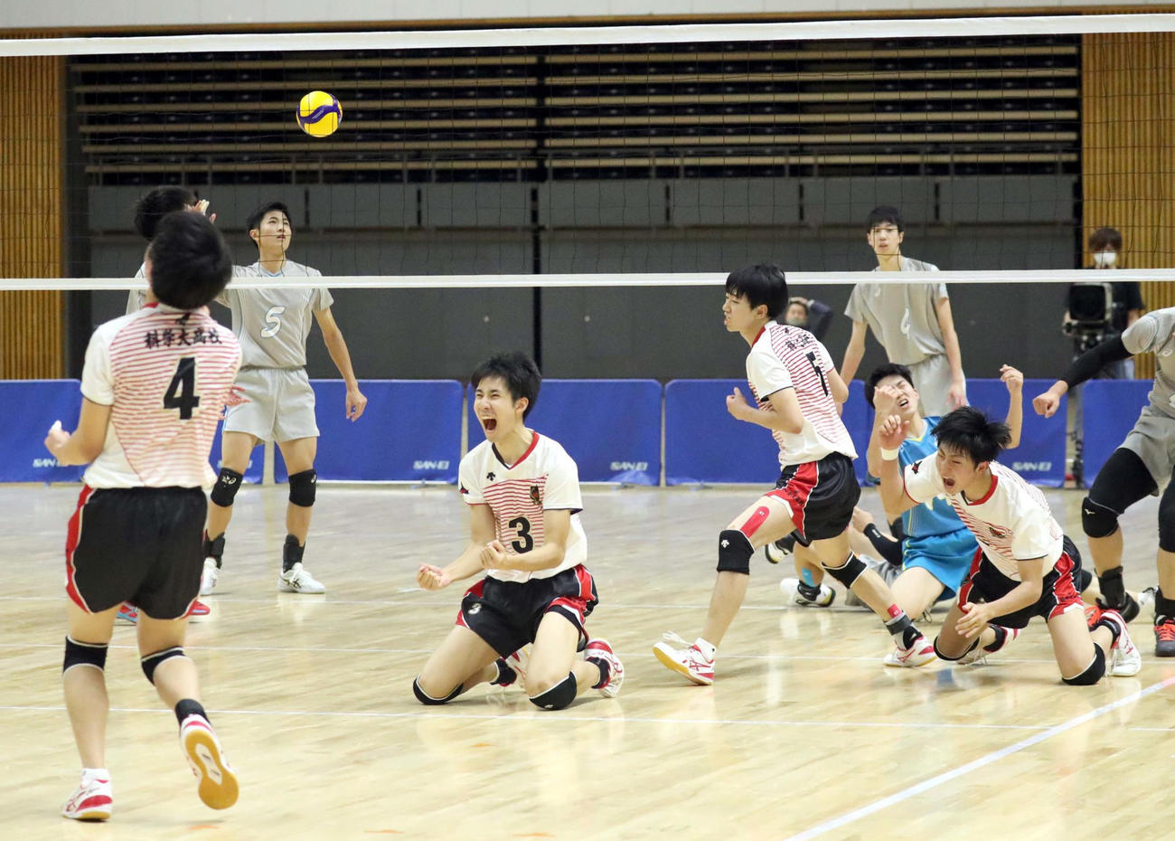 優勝を決め喜ぶ北海道科学大高の選手たち（撮影・佐藤翔太）