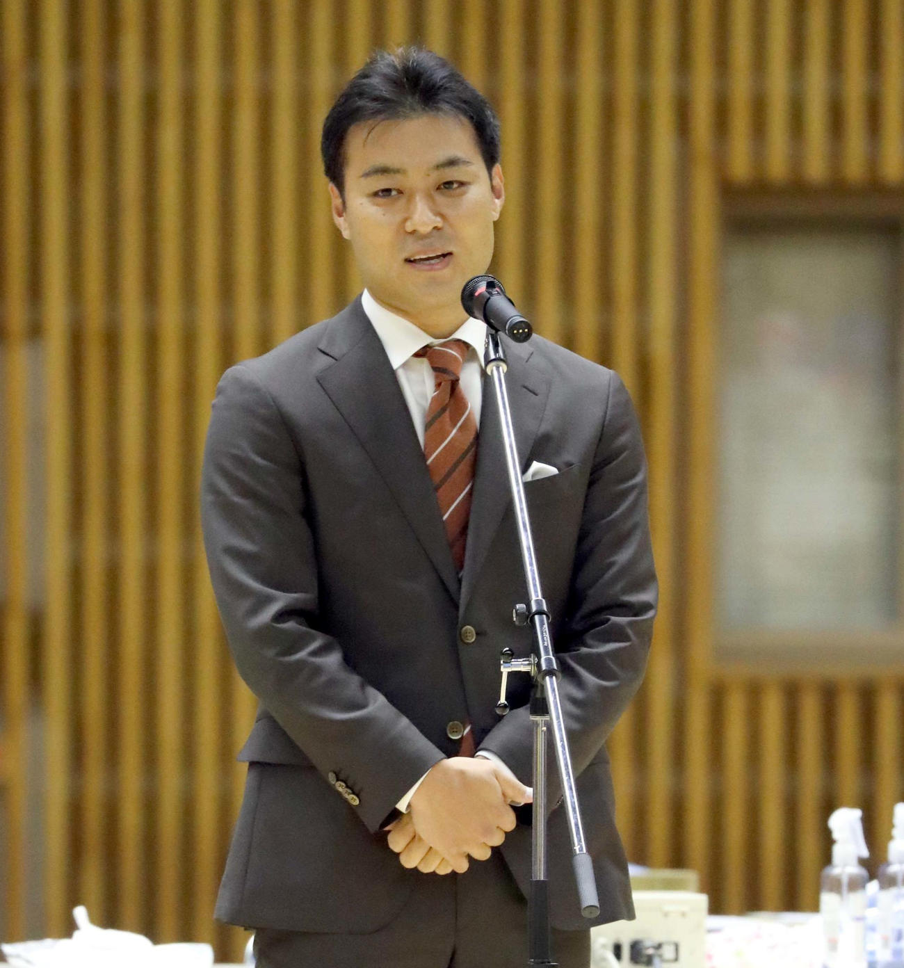 表彰式に出席し、あいさつする日本ハム田中SA（撮影・佐藤翔太）