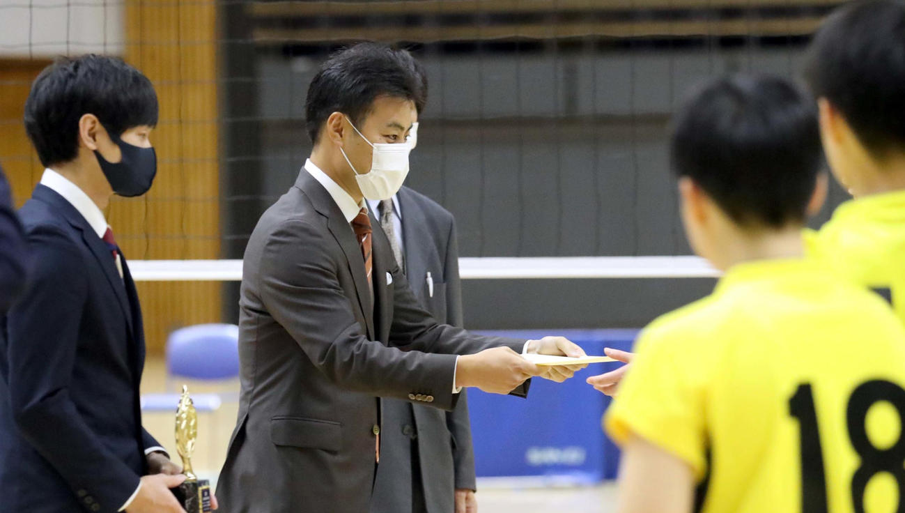 表彰式に出席し、札幌山の手の選手たちに賞状を手渡す日本ハム田中SA（左から2人目）（撮影・佐藤翔太）