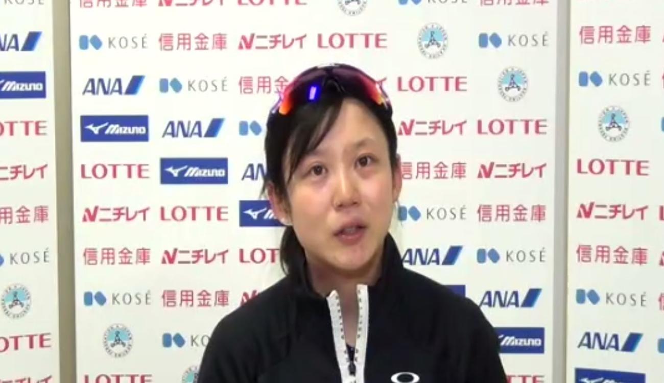 女子1500メートルでリンク記録を更新して優勝した高木美はレース後に取材に対応する