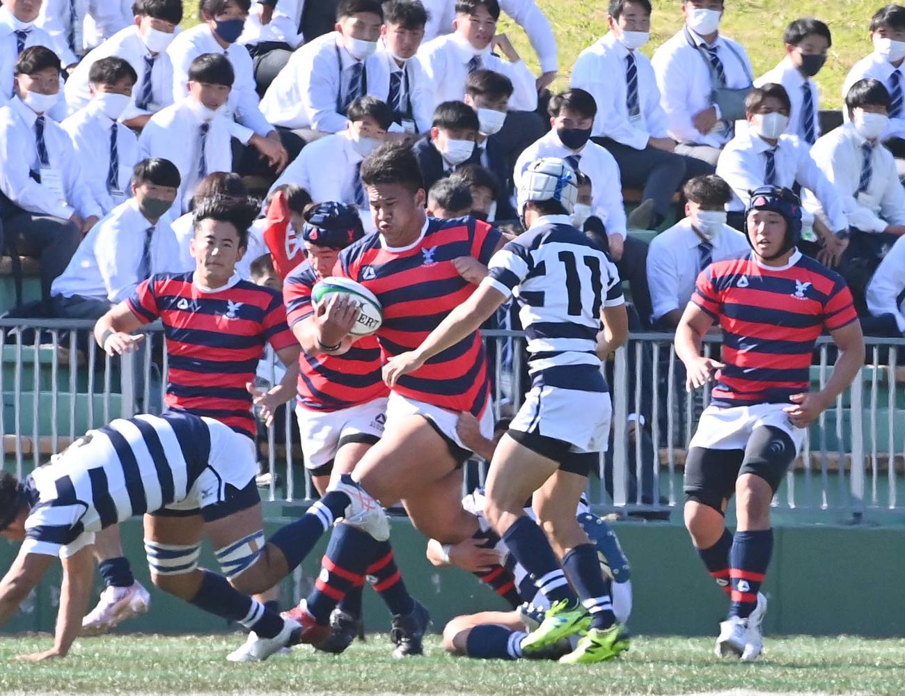 京産大対関西大　前半、ボールを持って突進する京産大NO8ヴェア・タモエフォラウ（撮影・上田博志）
