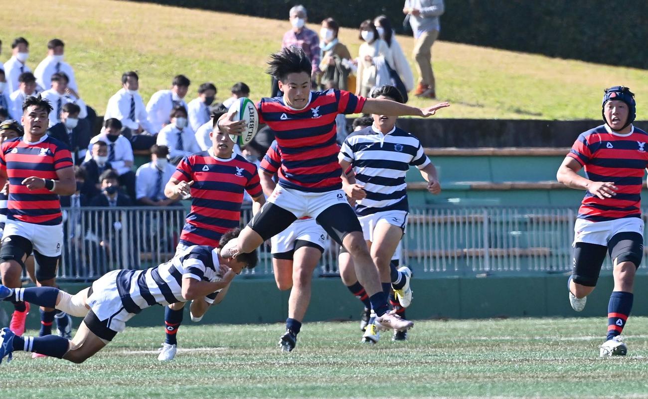 京産大対関西大　前半、相手タックルをかわしながら独走する京産大WTB堀田礼恩（撮影・上田博志）