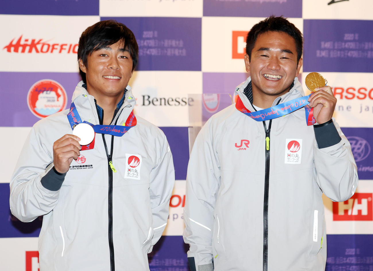 表彰式後の会見でメダルを手に笑顔を見せる東京五輪男子代表の岡田（左）、外薗組（撮影・狩俣裕三）
