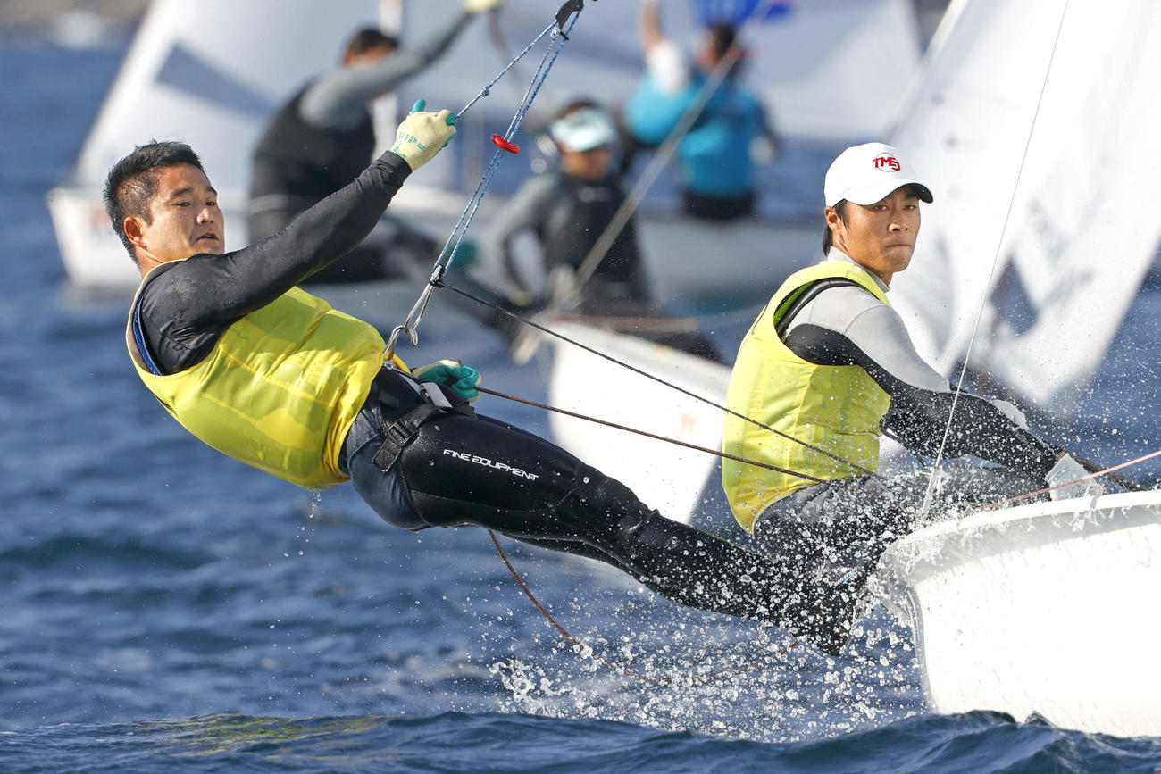 セーリングの全日本470級選手権で優勝した岡田奎樹（右）、外薗潤平組（共同）