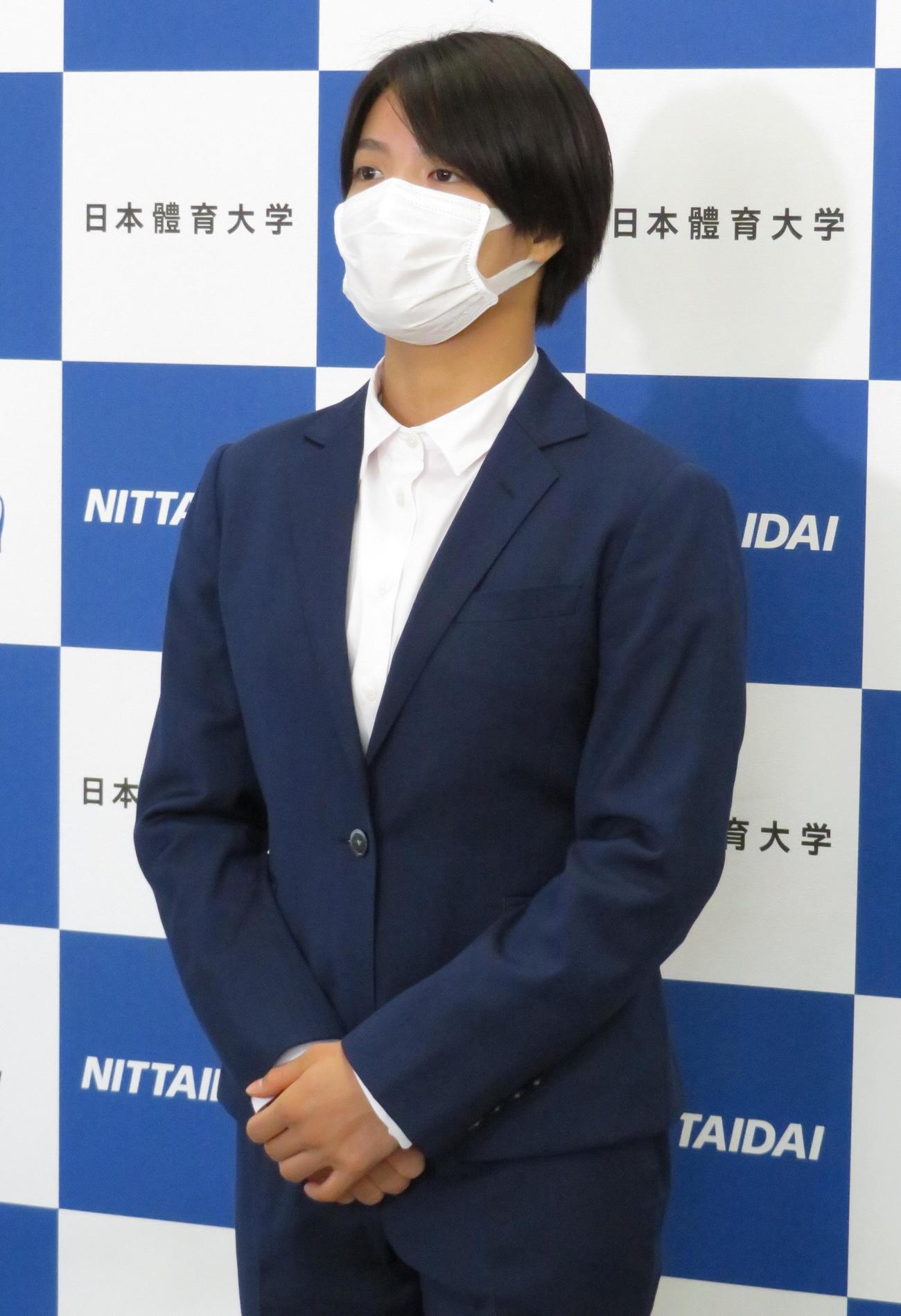 日体大の入学歓迎式後、取材に応じる阿部詩（撮影・峯岸佑樹）