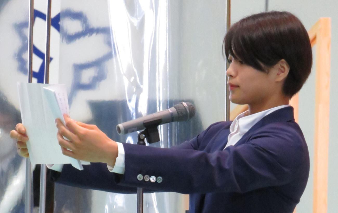 日体大入学歓迎式で新入生に歓迎の言葉を述べる阿部詩（撮影・峯岸佑樹）