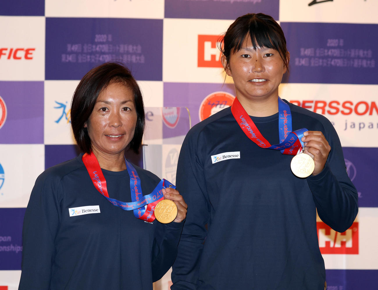 表彰式後の会見で記念撮影する東京五輪女子代表の吉田（左）、吉岡組（撮影・狩俣裕三）