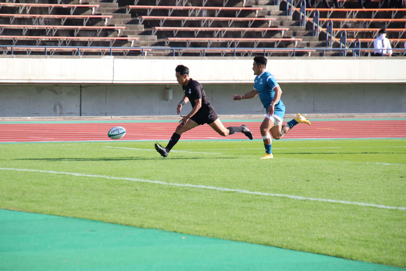 前半、ドリブルからトライを奪う天理大FB江本（撮影・南谷竜則）