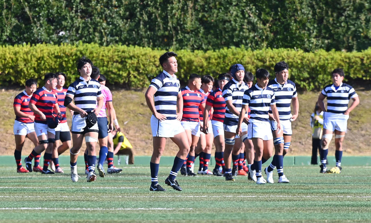 京産大対関大　京産大に敗れ悔しそうな表情を見せる関大フィフティーン（撮影・上田博志）