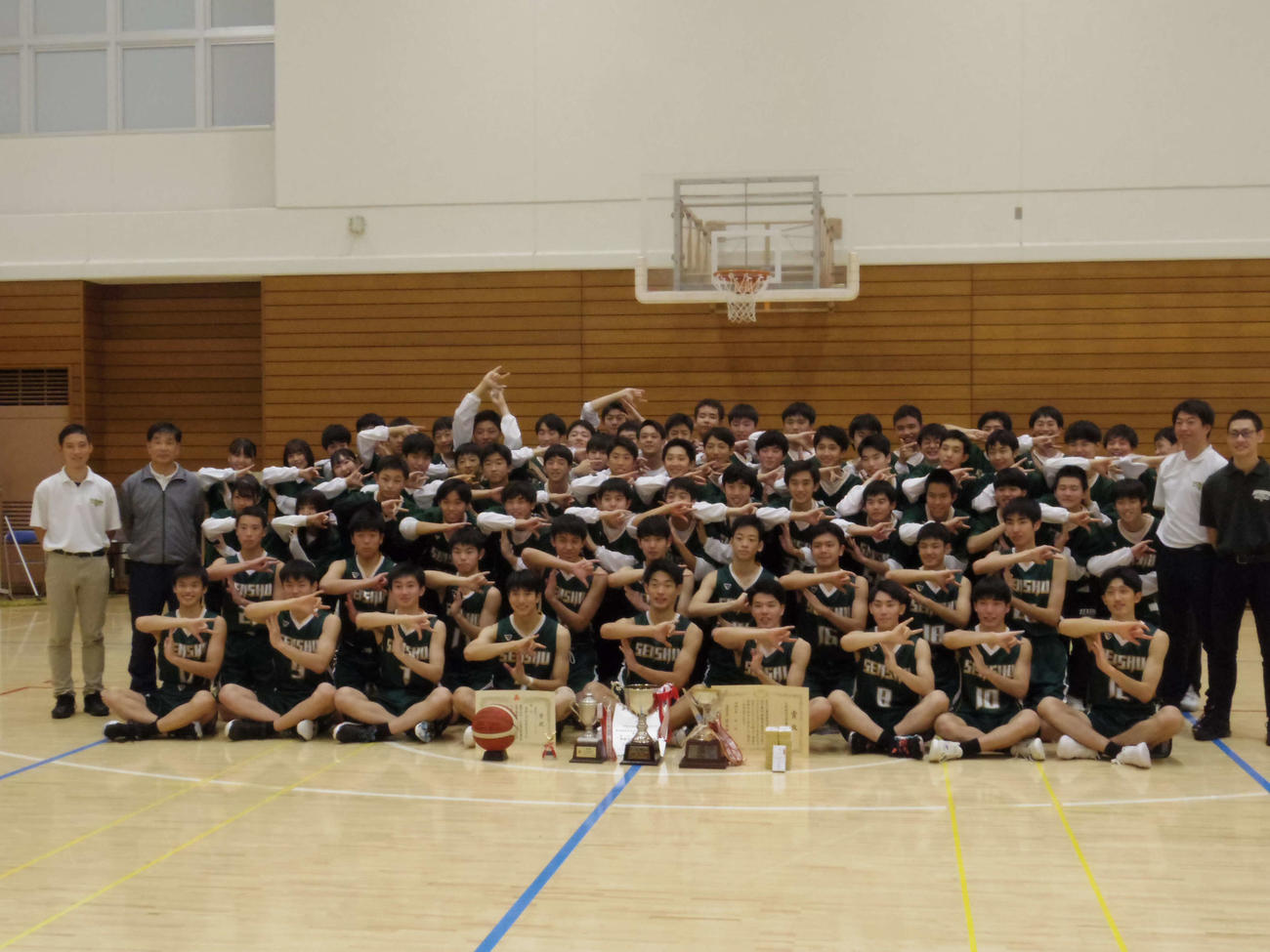 東京サンクスマッチで優勝し、ポーズを取って記念写真に収まる専大付チーム（撮影・奥岡幹浩）
