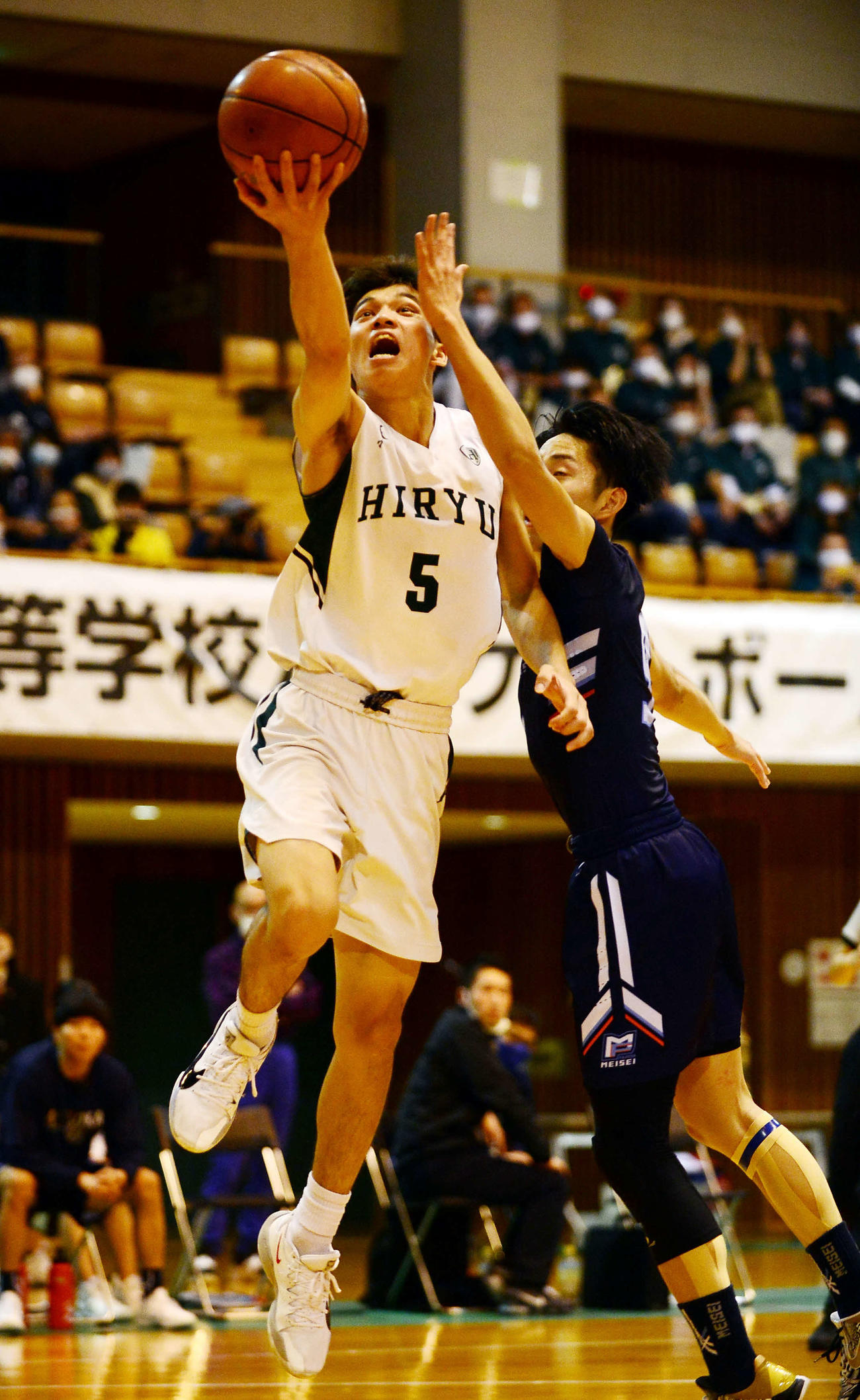 ゴール下に切り込む飛龍・保坂