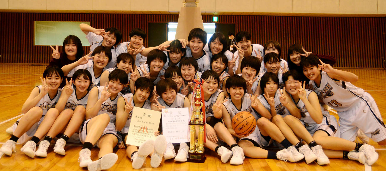 5年連続5回目の優勝を飾った浜松開誠館の選手たち