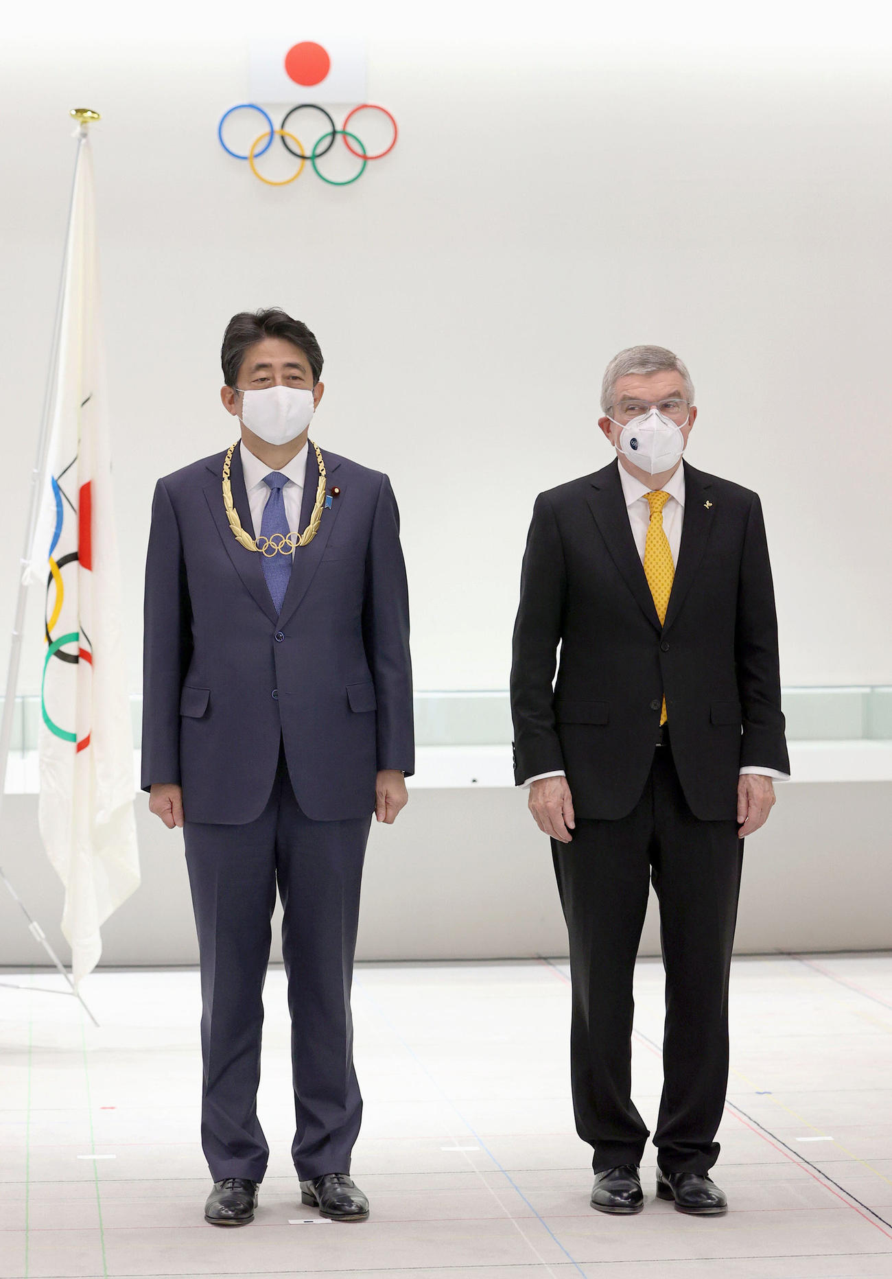 「五輪オーダー」授与の式典を終え、記念撮影で並ぶ安倍前首相（左）とIOCのバッハ会長（共同）
