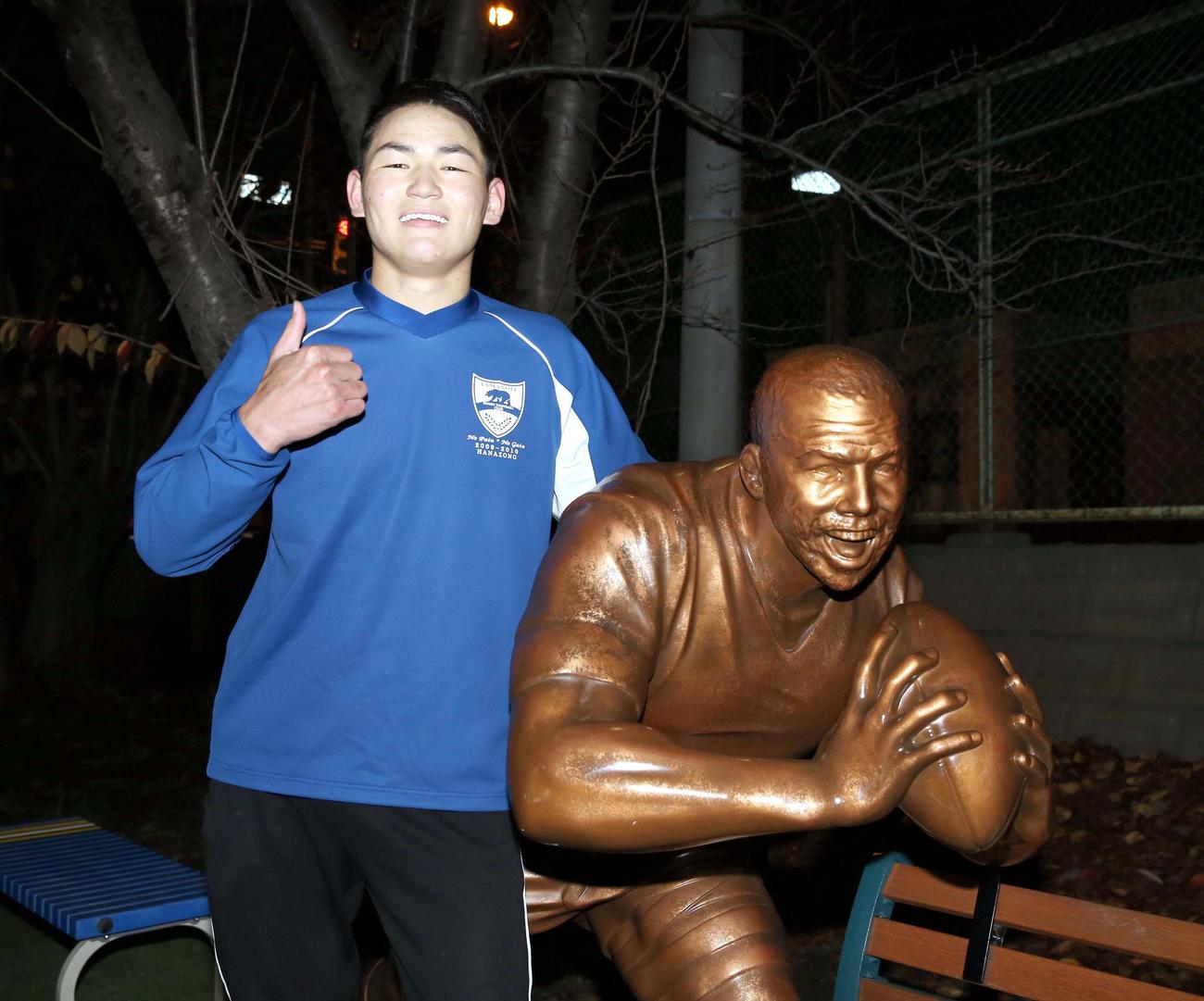 リーチ・マイケル像と共に記念撮影をする札幌山の手・ダバジャブ（撮影・佐藤翔太）