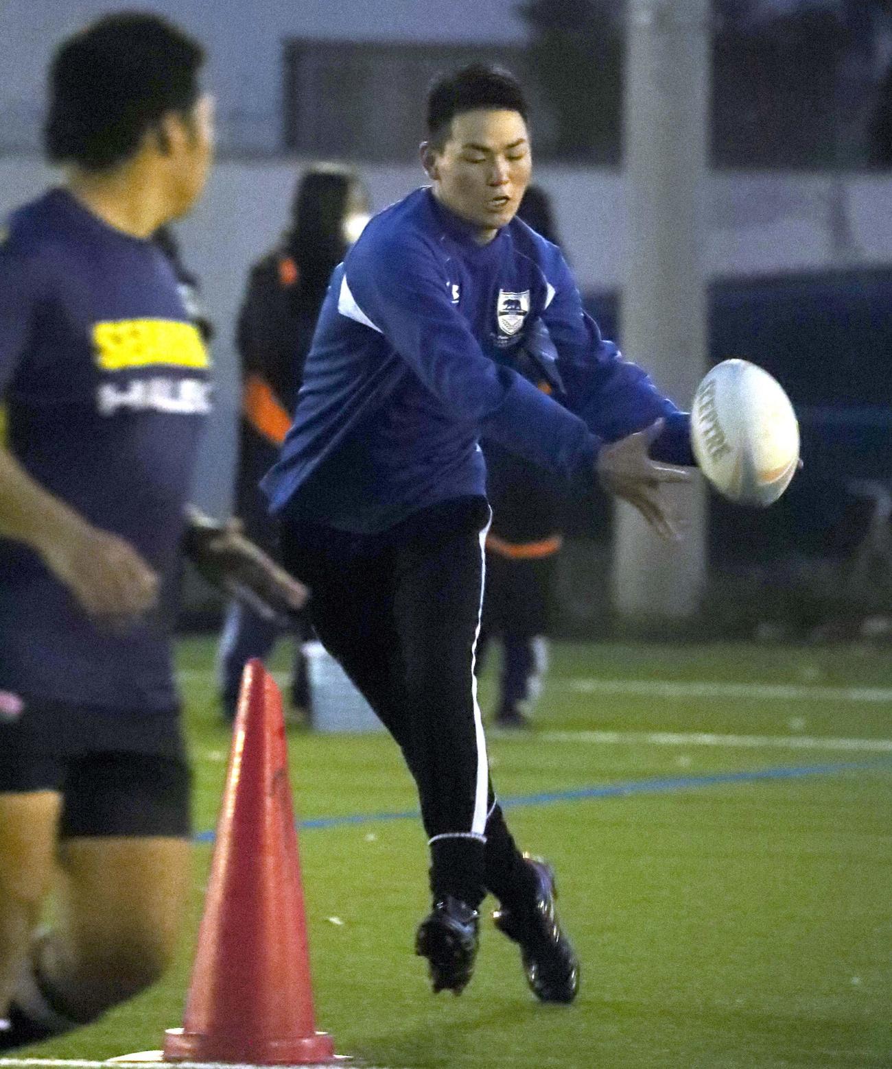 ボールを受ける札幌山の手・ダバジャブ（撮影・佐藤翔太）