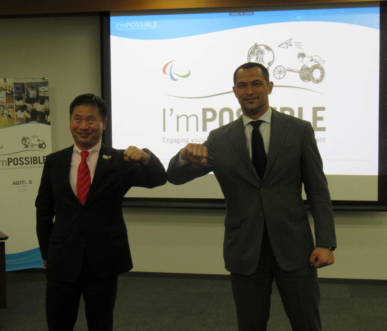 スポーツ庁の室伏長官（右）と日本パラリンピック委員会の河合委員長はヒジタッチをした（撮影・益田一弘）