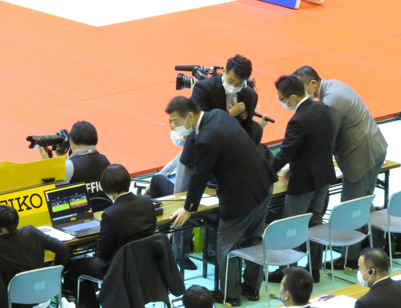 問題となった一戦、男子60キロ級決勝の映像を何度も確認する審判ら（20年10月31日）