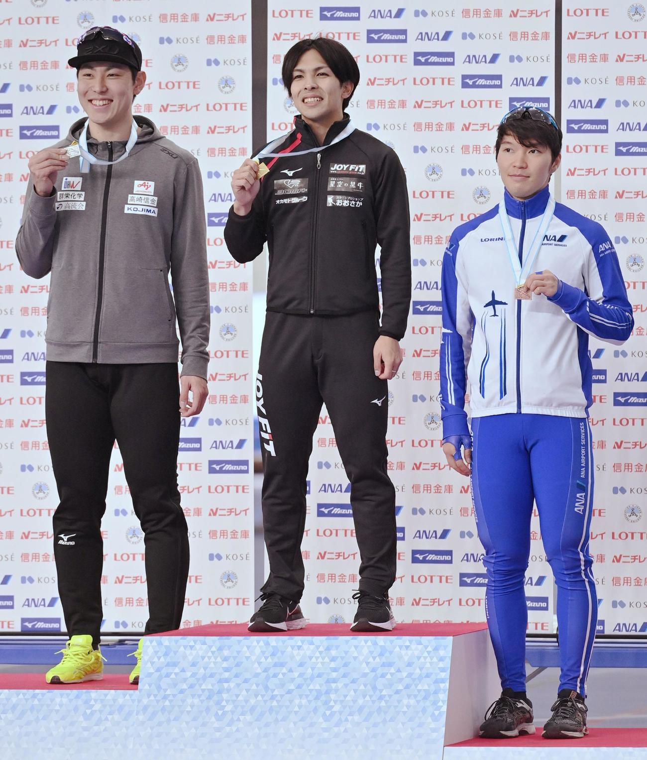 全日本選抜スピードスケート競技会八戸大会　男子1000メートルの表彰台に上がる（左から）2位の新浜立也、優勝した藤野裕人、3位の近藤太郎（代表撮影）