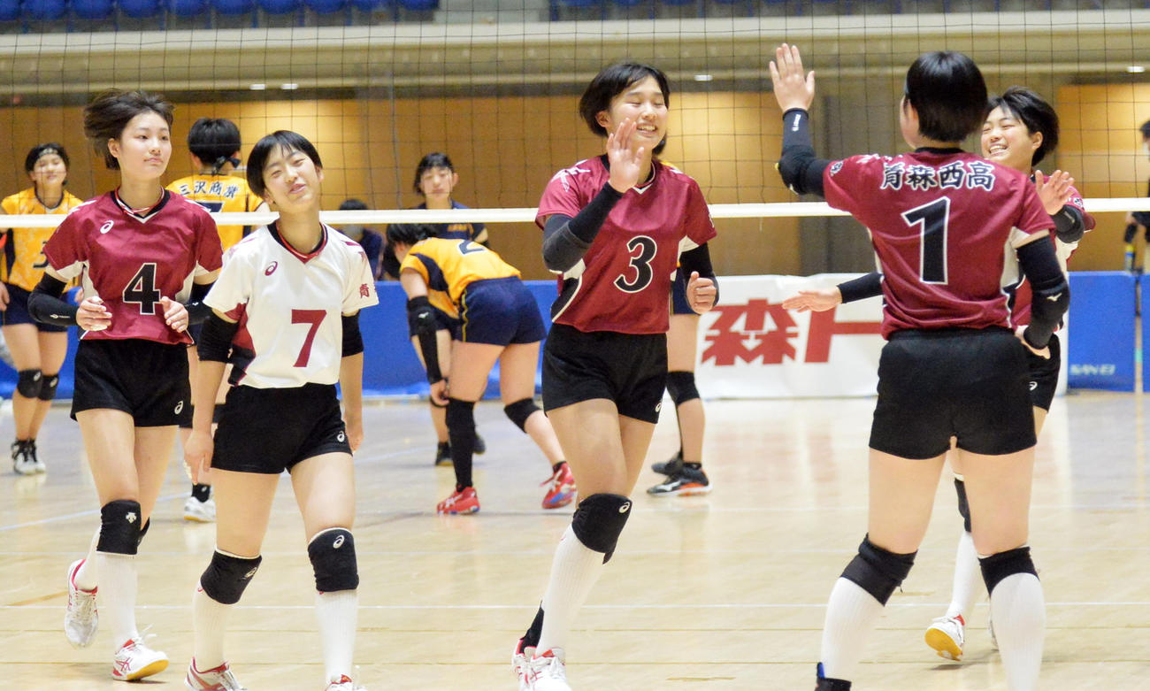 得点を決めて笑顔を見せる青森西の選手たち（撮影・佐藤究）