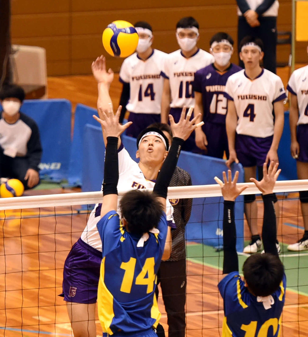 第2セット、スパイクを放つ福島商・菱沼（撮影・相沢孔志）