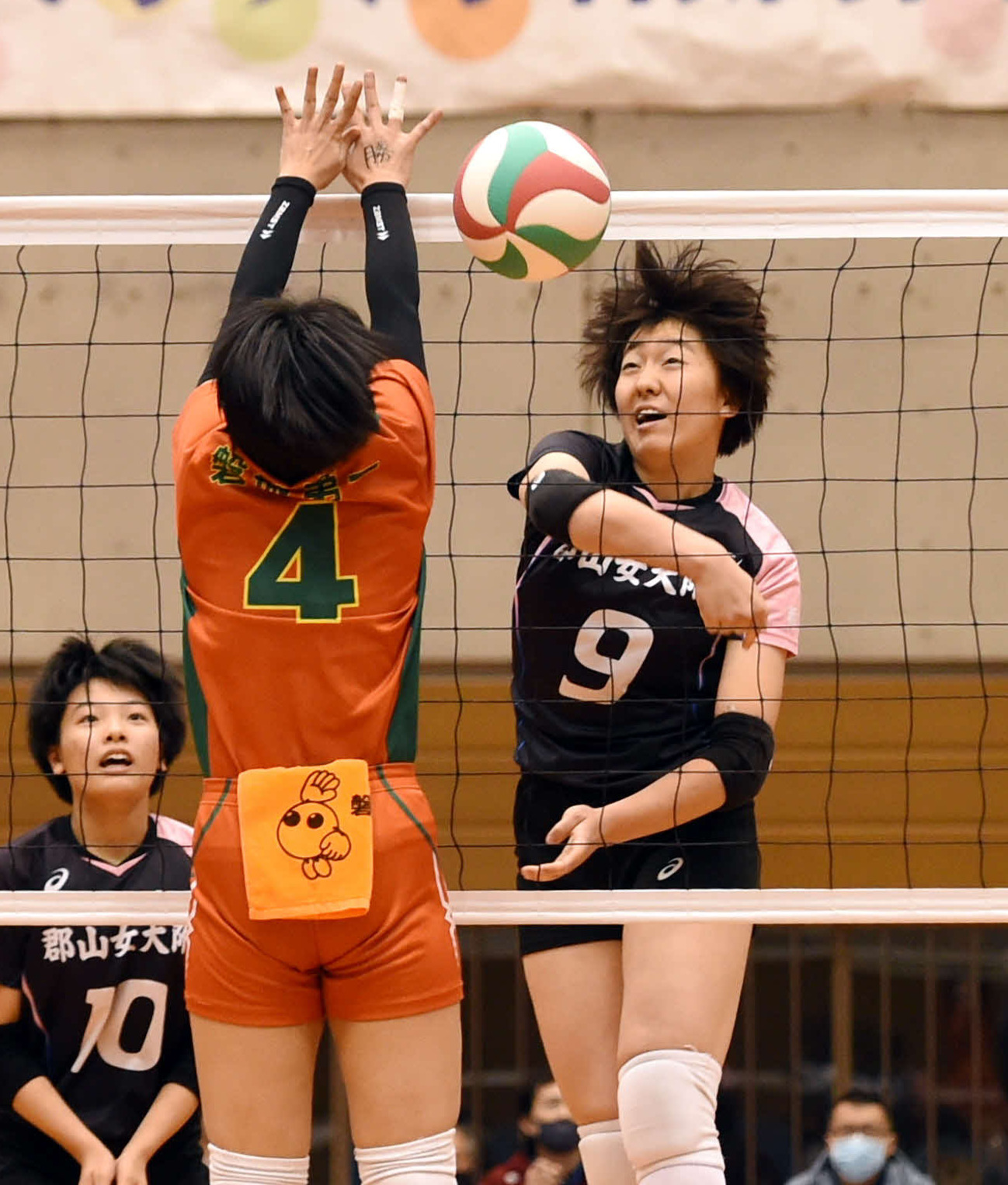 第1セット、スパイクを放つ郡山女大付・柳沼（撮影・相沢孔志）