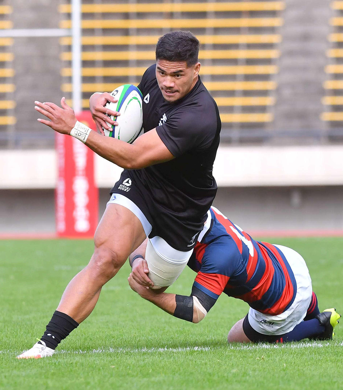 関学大対天理　ボールを持って突進する天理CTBシオサイア・フィフィタ（撮影・上田博志）