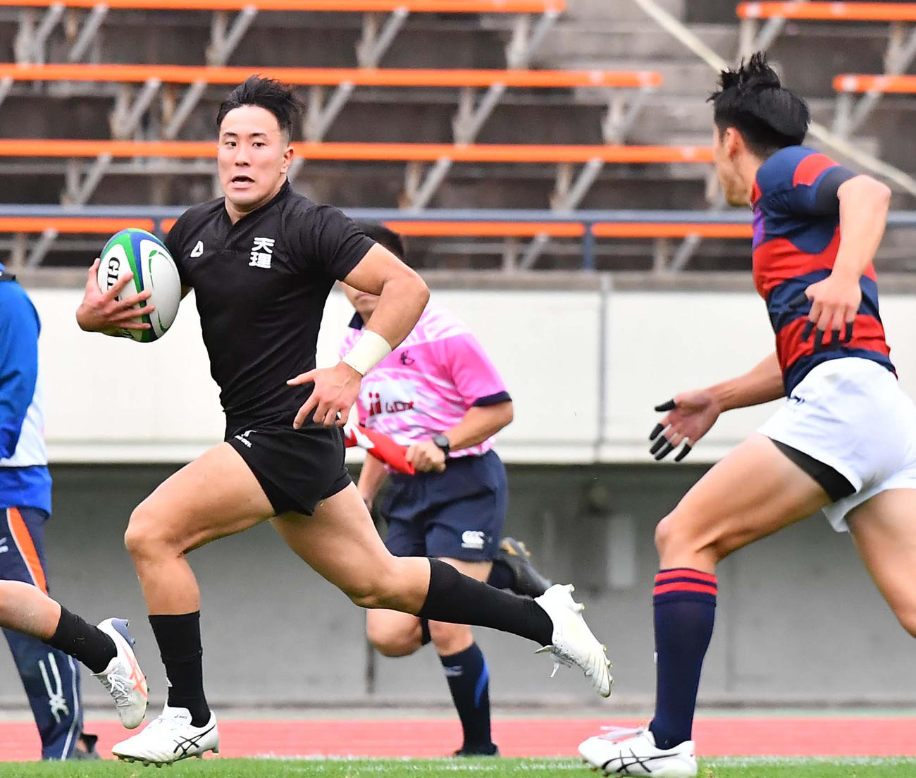 後半、天理CTBフィフィタからパスを受けたSO松永拓朗は逆転トライを決める（撮影・上田博志）