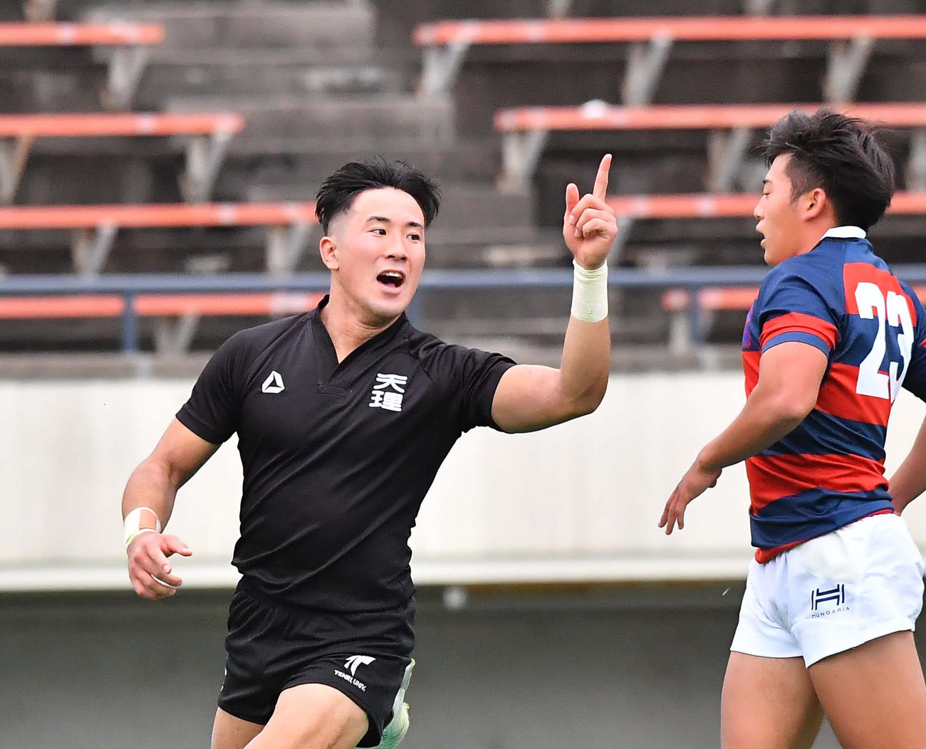 後半、逆転のトライを決めた天理大SO松永は左の人さし指を突き上げポーズを決める（撮影・上田博志）