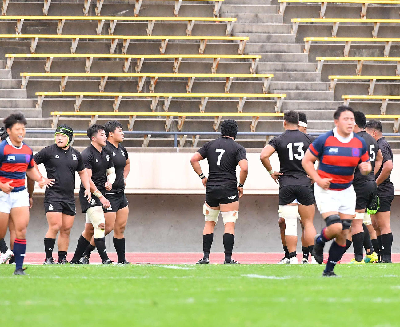 前半、関学大に連続トライを決められ円陣を組む天理フィフティーン（撮影・上田博志）