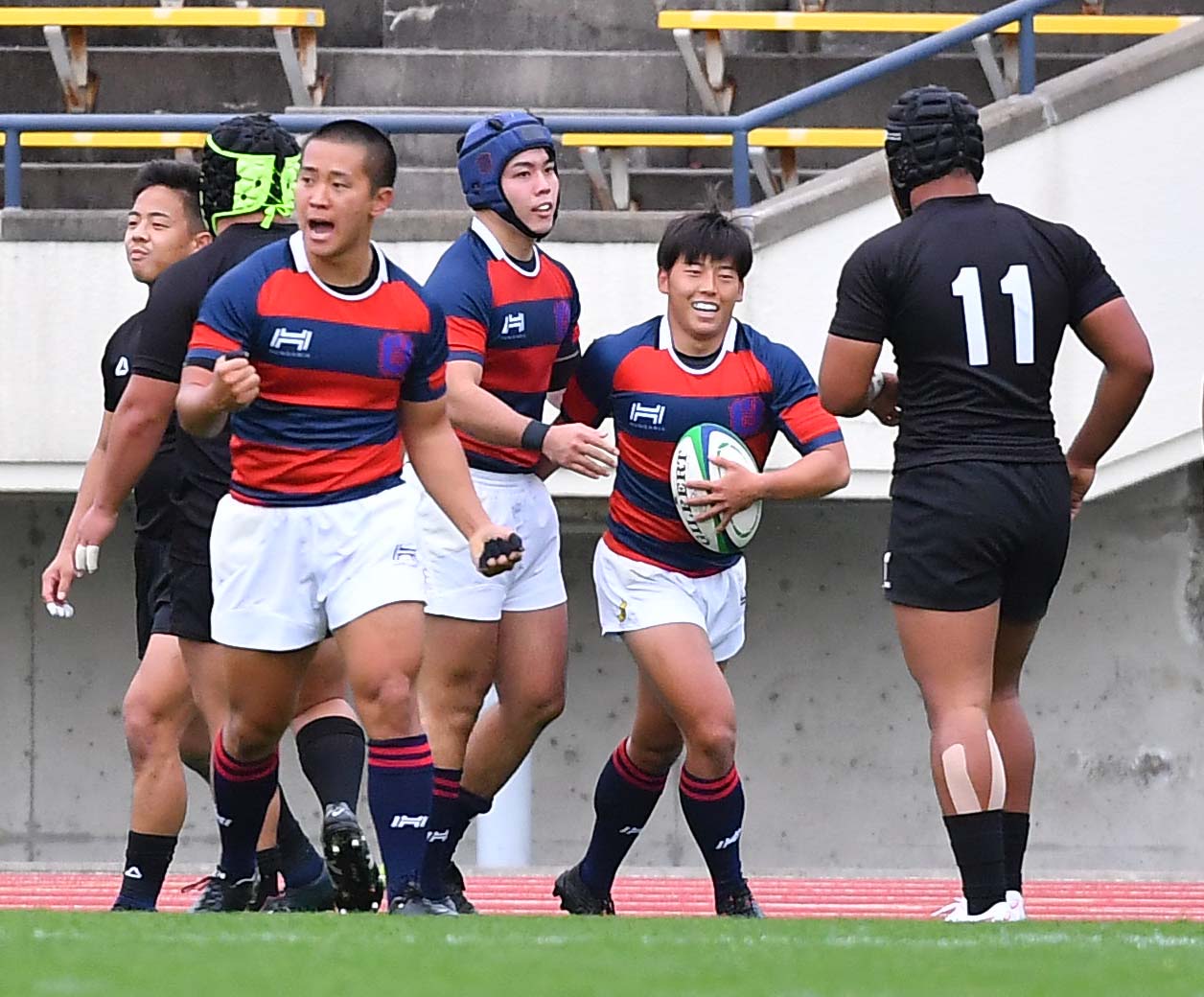 関学大対天理　前半、右隅に逆転トライを決め笑顔を見せる関学大WTB坂原春光（右から2人目）（撮影・上田博志）