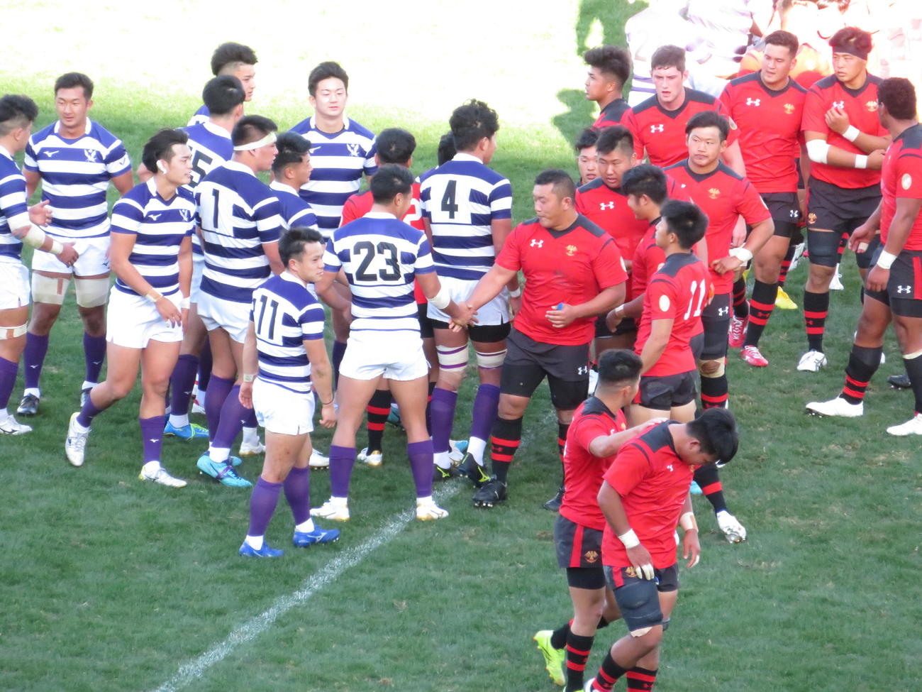 試合終了後、握手を交わす明大と帝京大の選手たち（撮影・峯岸佑樹）