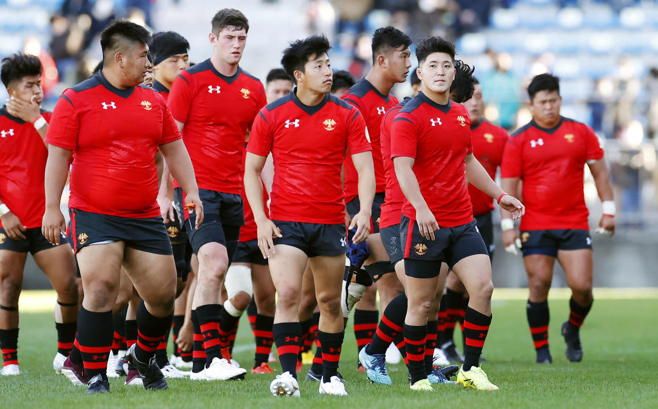 明大に敗れ、引き揚げる帝京大フィフティーン（共同）