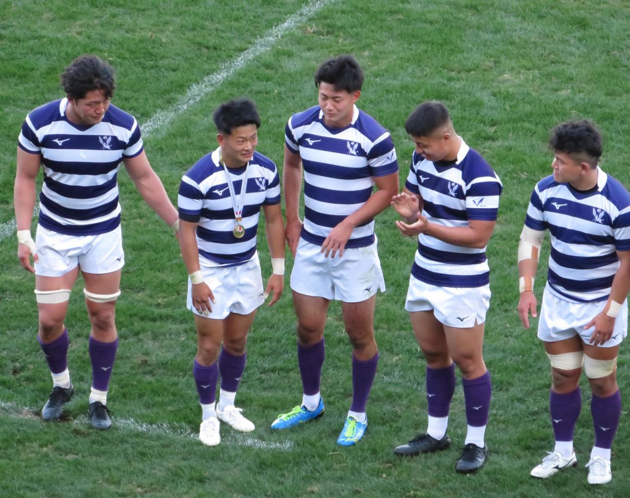 試合終了後、観客らにあいさつする明大の選手たち（撮影・峯岸佑樹）