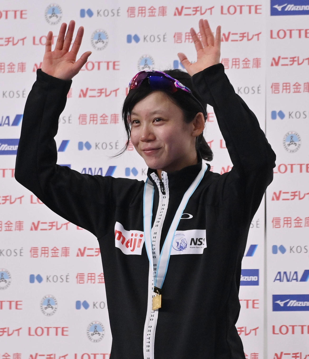 女子1500メートル表彰式で笑顔を見せる優勝した高木美（代表撮影）