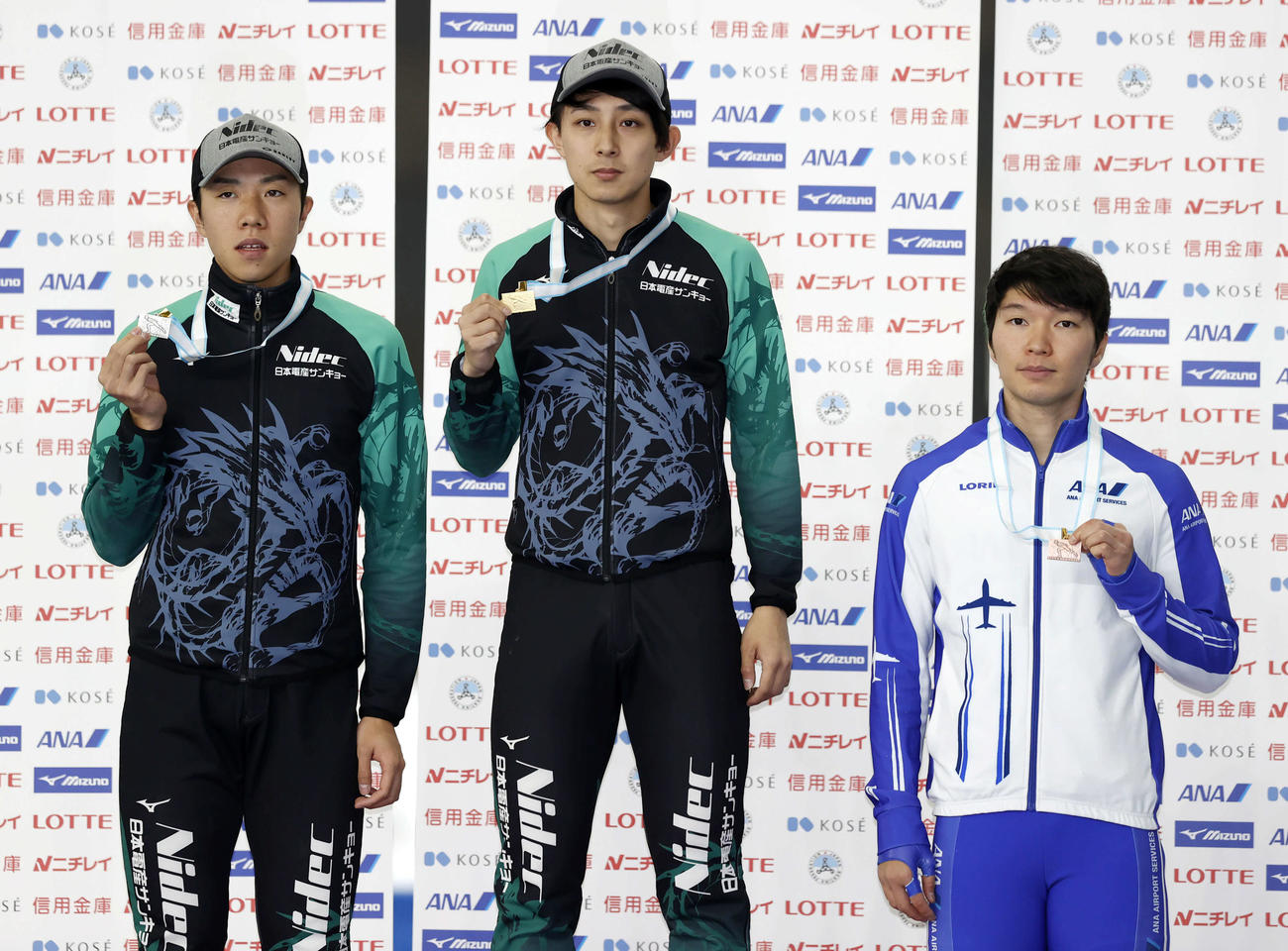 男子1500メートルの表彰式でメダルを手にする、左から2位の土屋、優勝の山田、3位の近藤（代表撮影）