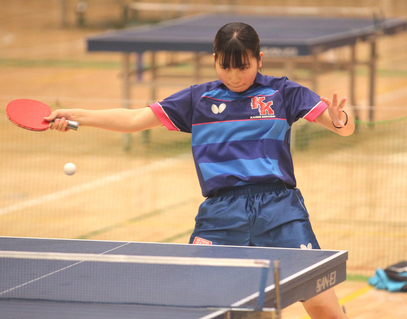 女子決勝で強烈なスマッシュを放つ児玉